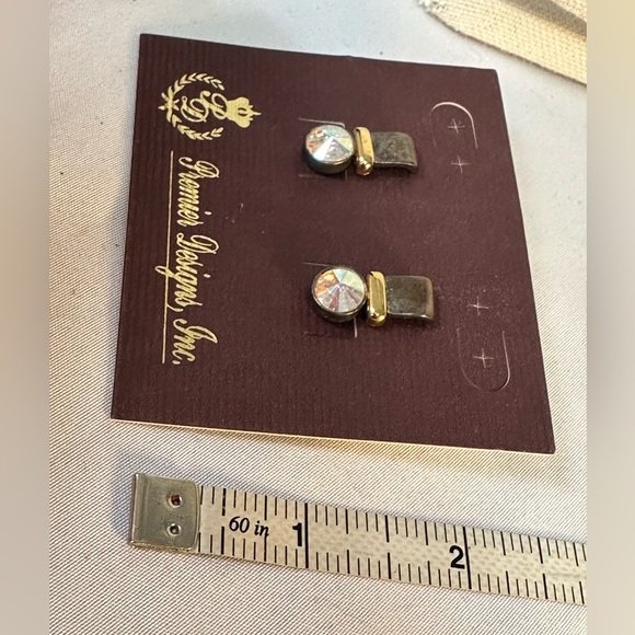 Small feminine prism stud style earrings - Picture 4 of 6